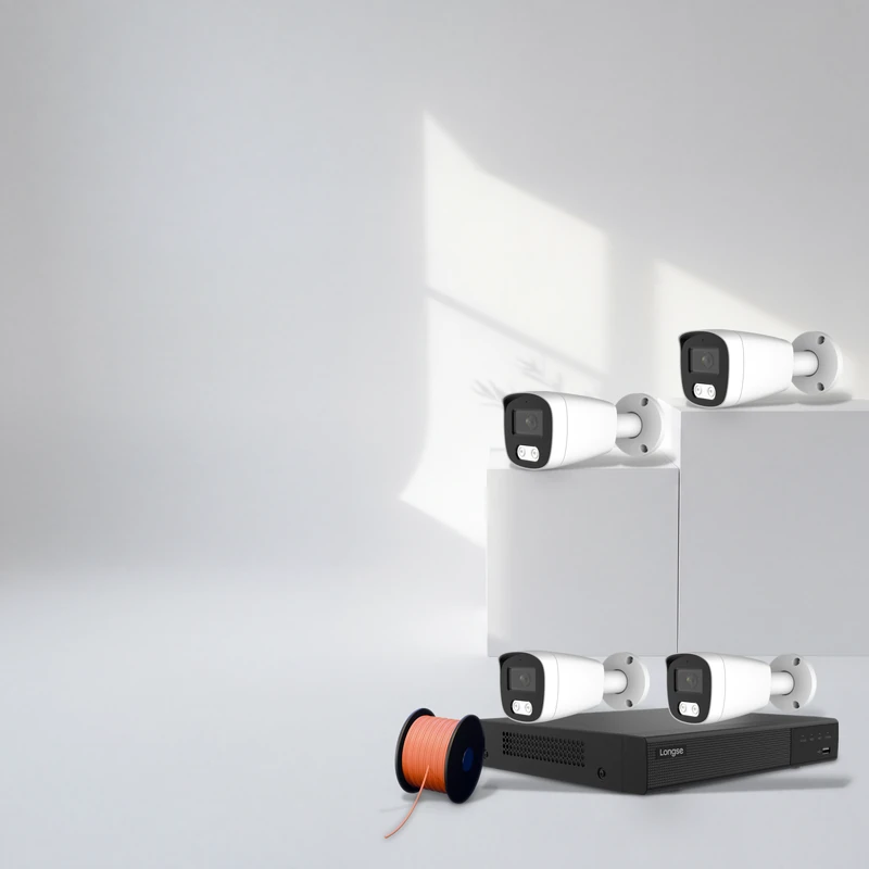 Quatre caméras IP bullet Longse BMSCFCV5RC, l'enregistreur Longse NVR3109E1P4 et une bobine de câble réseau Kablo sur un socle blanc à deux marches, dans la lumière d'une fenêtre